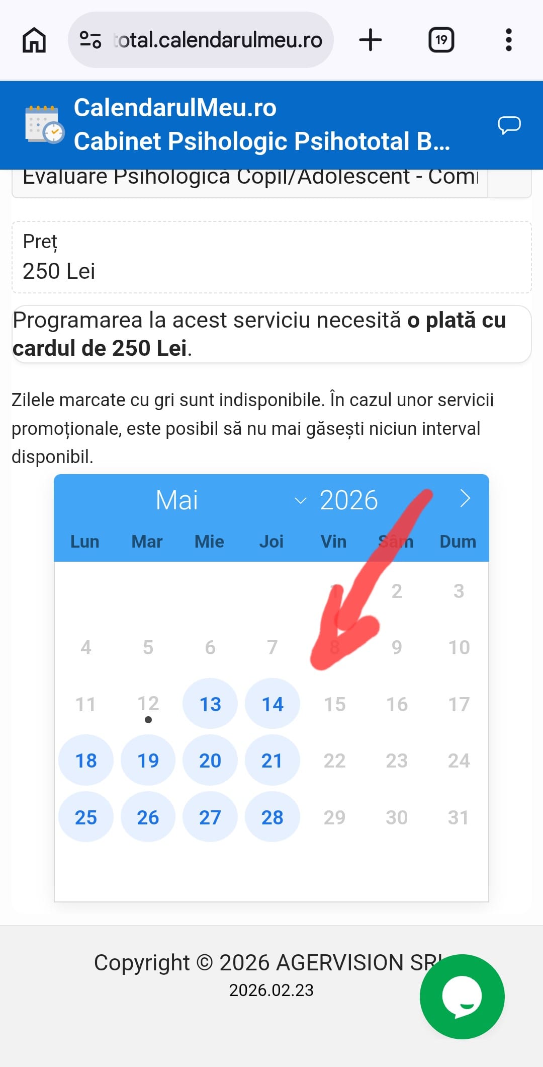 Calendarul online al cabinetului Psihototal, unde o săgeată roșie arată cum se selectează o zi disponibilă pentru programare.
