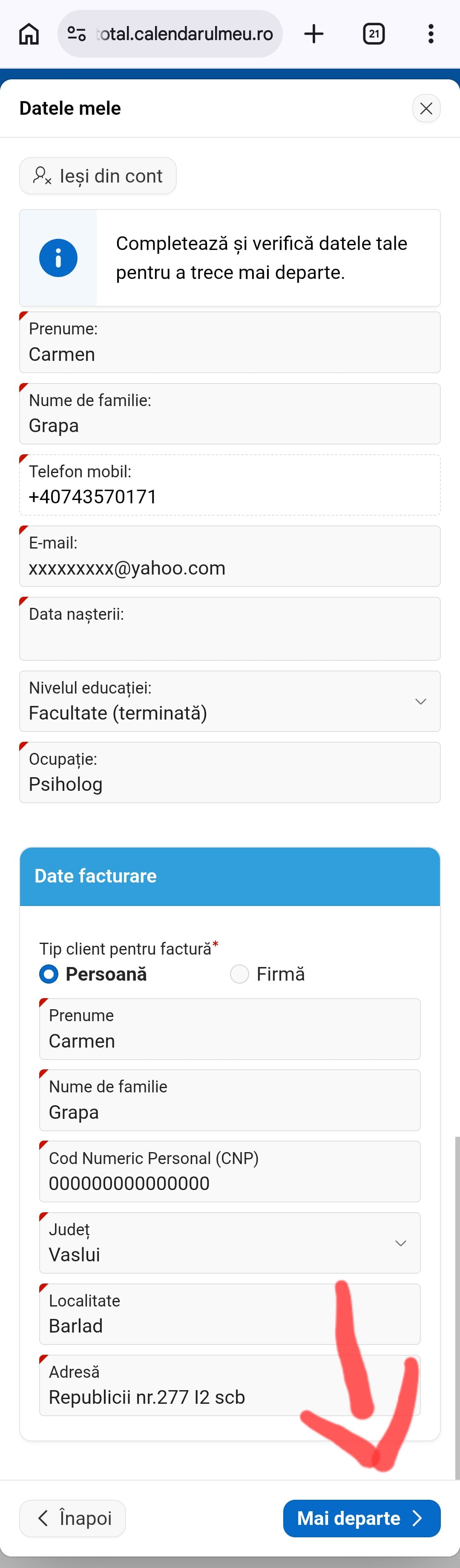 Formularul securizat pentru completarea datelor personale și de facturare, unde o săgeată roșie indică apăsarea butonului Mai departe.