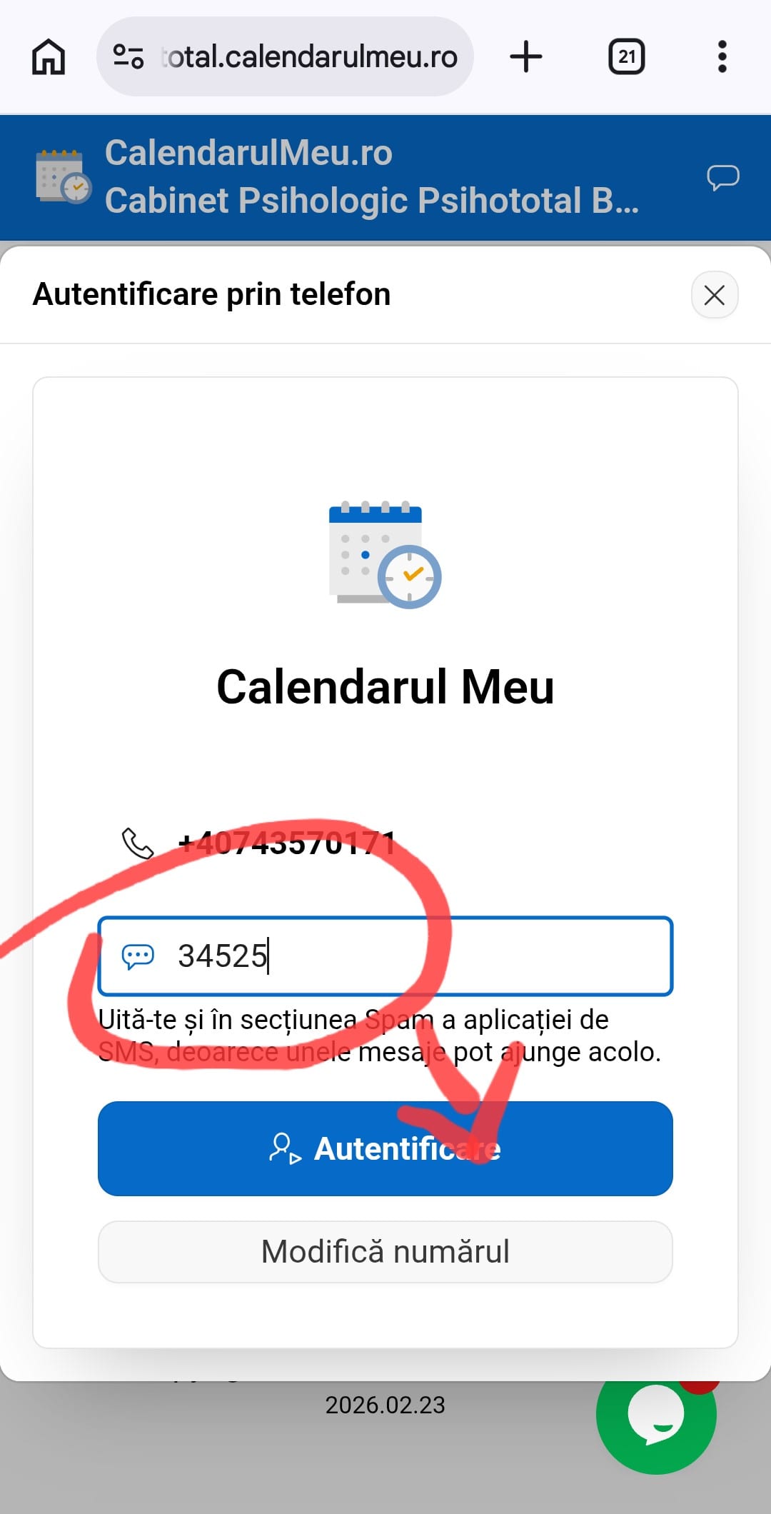 Pasul final de securitate, unde o săgeată roșie indică introducerea codului primit prin SMS și apăsarea butonului de autentificare.